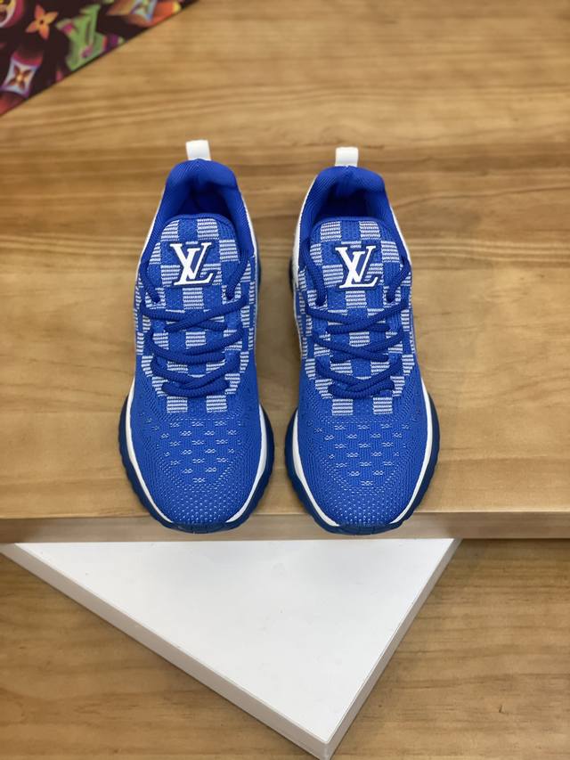 售 价: 商品商标：Lv* 路易威登* 低帮运动鞋 正码码数: 38-44 可订做45.46. 商品材料：鞋面进口透气飞织，透气内里，原版生胶半透明组合大底。